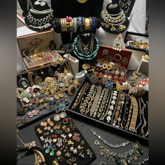 ⚜️ Jewelry Treasure Trove ⚜️ 3 LB Jewelry Lot – Bulk Beauty & Curated Chic! ⚜️ - Picture 8 of 9